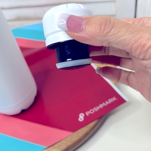 POSHMARK l PoshFixings Insulated White Water Bottle New - Picture 5 of 8